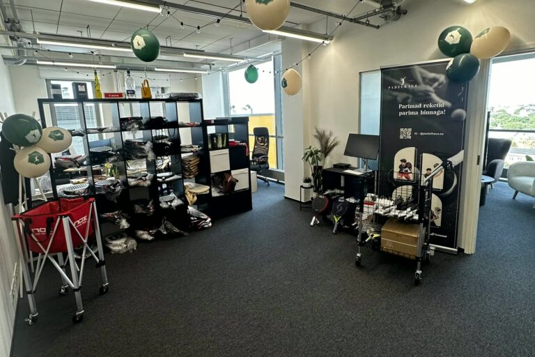 Padelhausi poe müügisaal Tallinnas, riiulid reketeid ja varustust täis